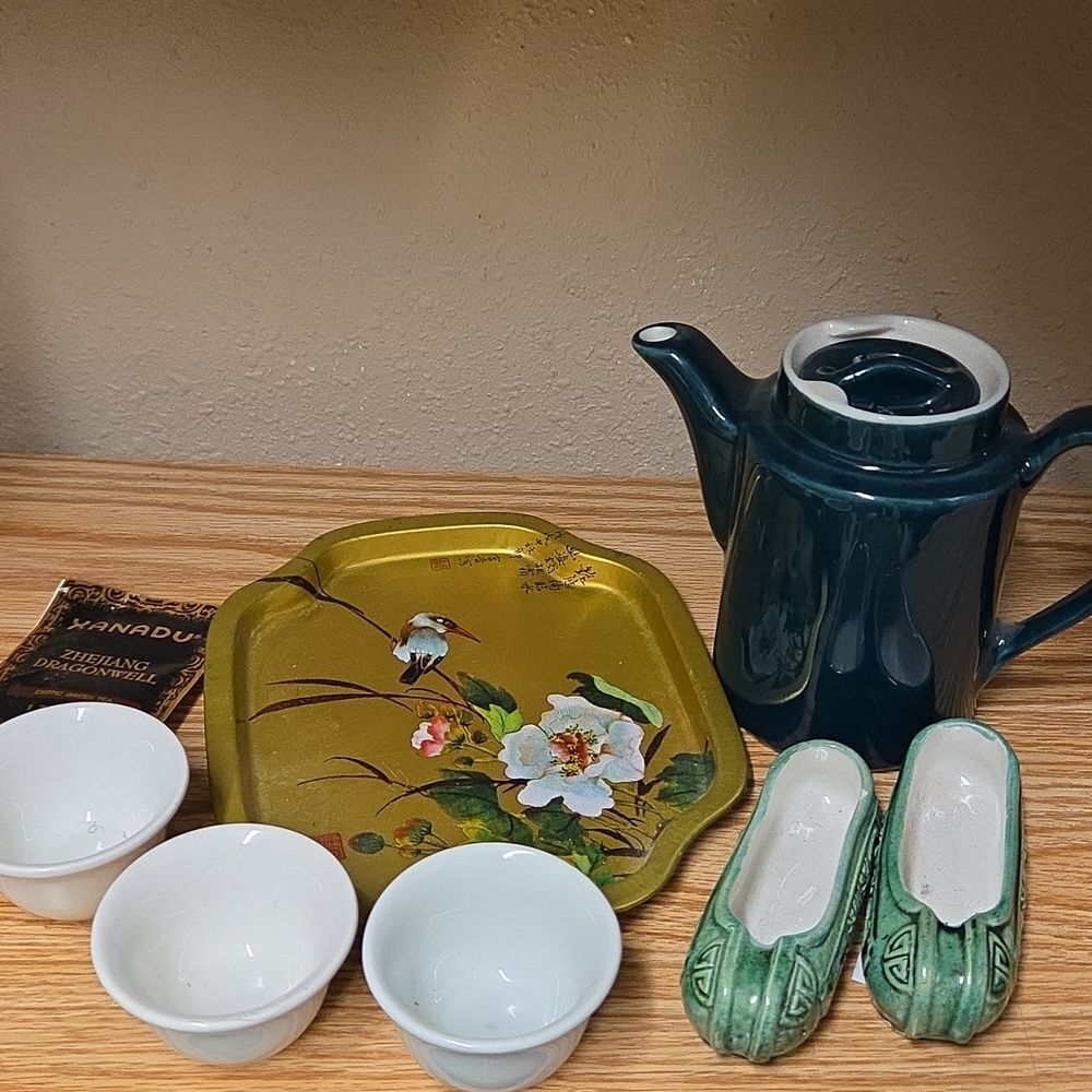 Tea Time-mini Teapot/saki Adian tray, 2 Mandarin Chinese ashtrays, &‎ 3 cups.